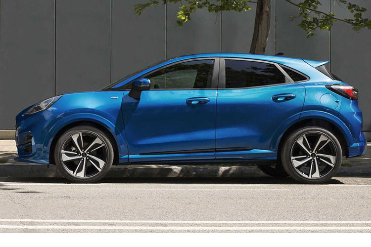 Điều đầu tiên người ta nghĩ đến khi nhìn những hình ảnh của Ford Puma 2020 chính là mẫu xe này có kích thước nhỏ bé. Hiện kích thước cụ thể của Ford Puma 2020 chưa được công bố nhưng mẫu xe này có vẻ chỉ lớn hơn một chút so với "đàn anh" Fiesta trước đây.