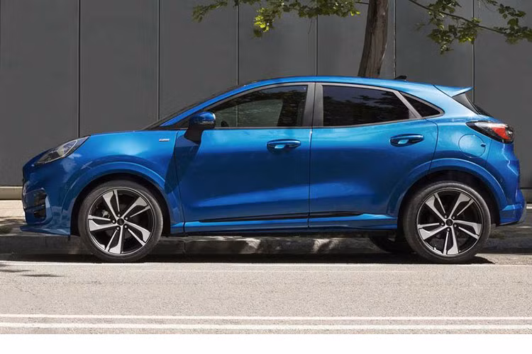 Điều đầu tiên người ta nghĩ đến khi nhìn những hình ảnh của Ford Puma 2020 chính là mẫu xe này có kích thước nhỏ bé. Hiện kích thước cụ thể của Ford Puma 2020 chưa được công bố nhưng mẫu xe này có vẻ chỉ lớn hơn một chút so với "đàn anh" Fiesta trước đây.