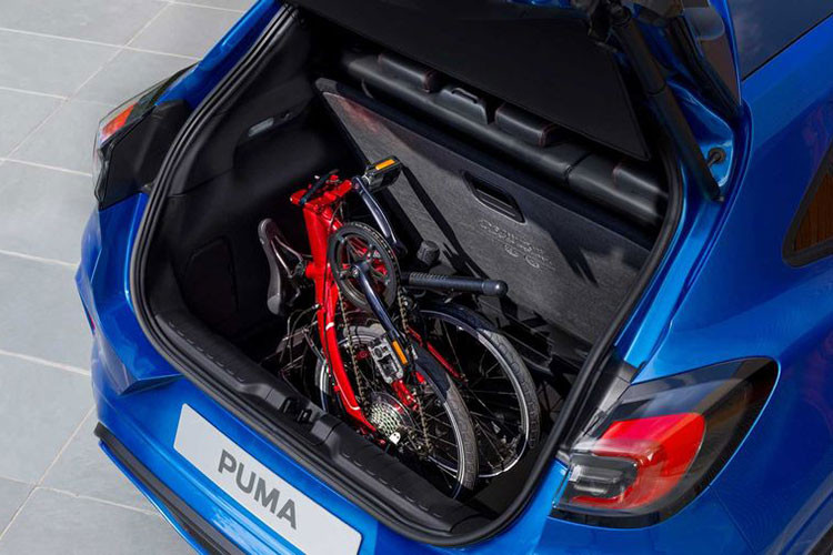 Mọi thứ sẽ được hiển thị và điều khiển thông qua màn hình cảm ứng 8 inch ở trung tâm, cụm đồng hồ đo kỹ thuật số 12,3 inch, hệ thống âm thanh nổi 10 loa và tính năng mát-xa cho ghế ngồi là những trang bị đáng chú ý còn lại trong nội thất.