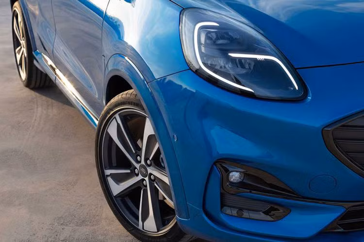 Chiếc Ford Puma 2020 trong những hình ảnh rò rỉ đầu tiên này thuộc bản ST-Line X. Do đó, xe được trang bị hệ thống đèn pha và đèn hậu LED. Ngoài ra, trên đầu xe còn xuất hiện lưới tản nhiệt màu đen cỡ lớn.