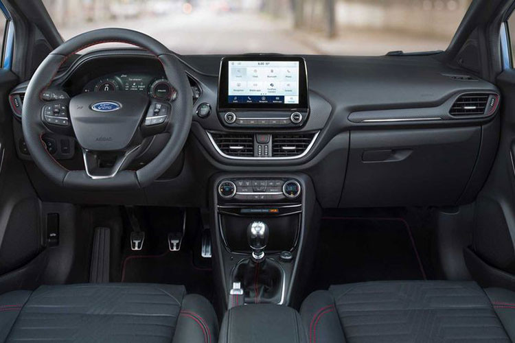 Di chuyển vào bên trong, bố trí khoang lái của Ford Puma tiếp tục có nhiều điểm tương đồng với Fiesta. Tuy nhiên, khoang hành lý của chiếc crossover Puma rộng hơn đáng kể, 456 lít ở dạng tiêu chuẩn (hàng ghế sau được sử dụng). Cấu hình cốp của Puma khá đa dạng và có cả lỗ thoát nước nên dễ dàng dọn dẹp.