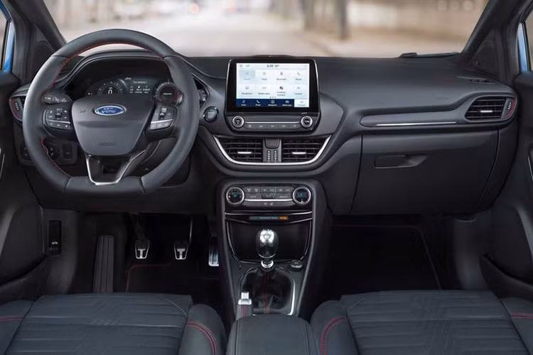 Di chuyển vào bên trong, bố trí khoang lái của Ford Puma tiếp tục có nhiều điểm tương đồng với Fiesta. Tuy nhiên, khoang hành lý của chiếc crossover Puma rộng hơn đáng kể, 456 lít ở dạng tiêu chuẩn (hàng ghế sau được sử dụng). Cấu hình cốp của Puma khá đa dạng và có cả lỗ thoát nước nên dễ dàng dọn dẹp.