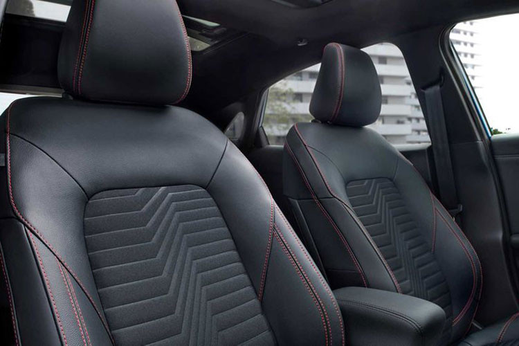 Chưa hết, lần đầu tiên trong phân khúc crossover nhỏ gọn có sự xuất hiện của tùy chọn camera góc rộng, cung cấp một cái nhìn 180 độ quét hình ảnh xung quanh xe, Ford Puma cũng được cung cấp cả hệ thống Andriod Auto và Apple CarPlay mới và hoàn toàn miễn phí.