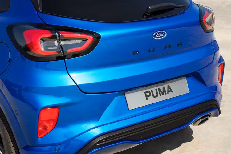 Ford Puma 2020 cũng sở hữu thiết kế khác biệt hẳn so với Fiesta đồng thời hứa hẹn mang đến tư thế lái cao hơn và thẳng lưng hơn cho người điều khiển. Có thể thấy, phiên bản Ford Puma ST-Line mới lộ diện có kiểu dáng thể thao hơn, cuốn hút hơn nhiều so với Fiesta.