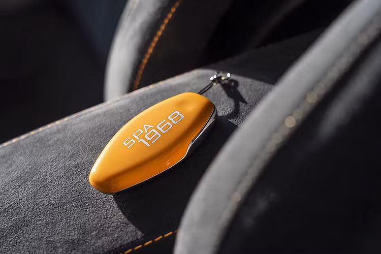 Số thứ tự sản xuất của chiếc xe cũng được khắc trên một bảng nhôm nhỏ gắn ở bậu cửa bằng sợi carbon, trong khi chìa khóa của xe mang dòng chữ "Spa 68" màu bạc. Ngoài những thay đổi nêu trên, McLaren 720S Spa 68 có cấu hình giữ nguyên so với các phiên bản 720S thường.