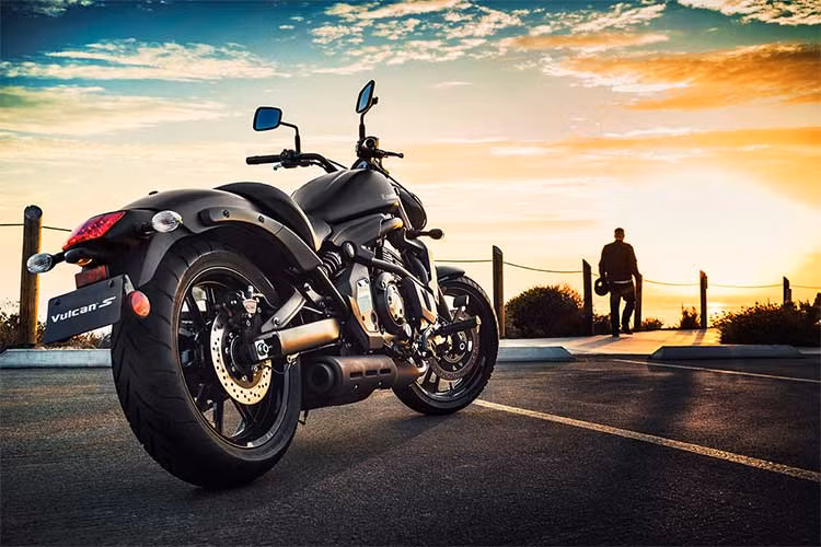 Cụ thể, mẫu xe Kawasaki Vulcan S 2018 được lắp ráp tại nhà máy Chakan của Kawasaki gần Pune. Theo hãng xe máy Kawasaki, Vulcan S mới sẽ đem lại ấn tượng mạnh với những người đam mê môtô phân khối lớn nhưng lại yêu thích sự xê dịch trên những dòng xe hoài cổ lãng tử.
