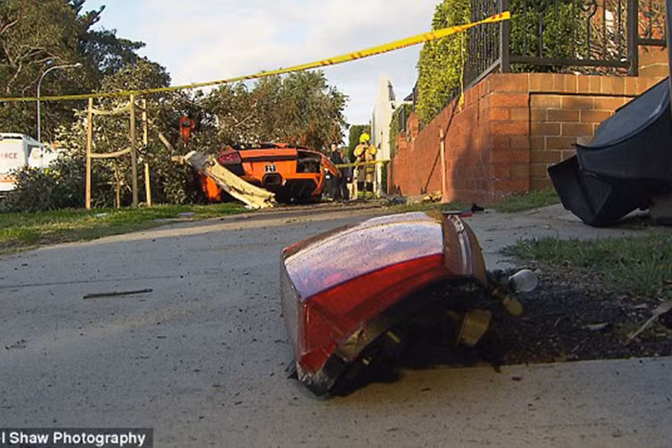 Cụm đèn hậu bên phải của chiếc Lamborghini bị rơi ra văng đường.