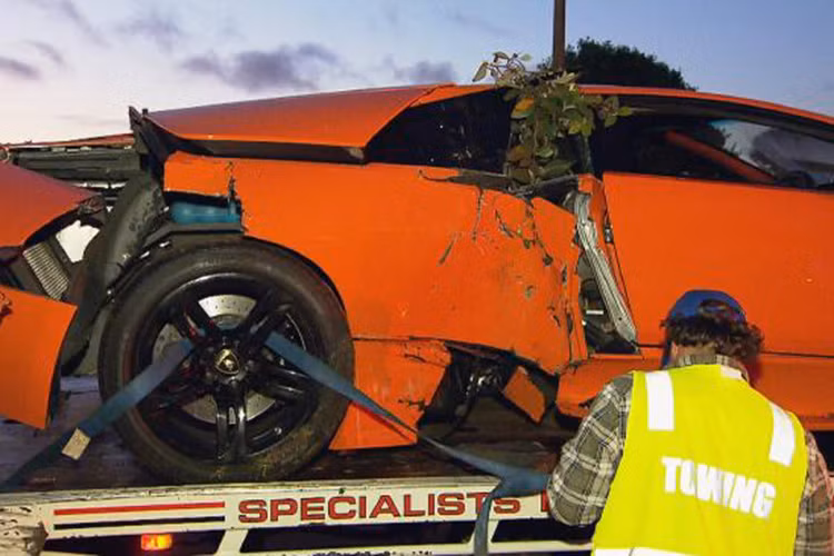 Có lẽ bên bảo hiểm sẽ lo hết tiền sửa chữa cho siêu xe này, nhưng khả năng chủ xe bán được chiếc Lamborghini Murcielago "dính phốt" này sẽ là rất nhỏ. Thật quá đen đủi! 