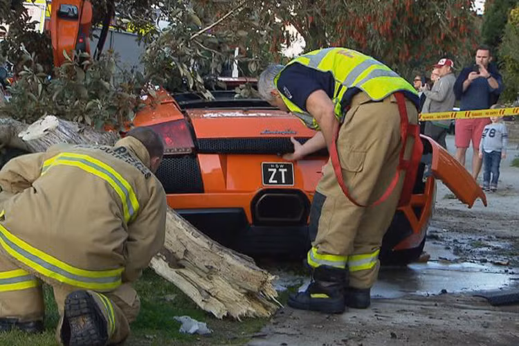 Quả là một vụ tai nạn đáng tiếc. Lẽ ra chủ xe này đã có thể bán được chiếc siêu xe với giá 280.000 USD nếu không chạy thử quá nhanh. 