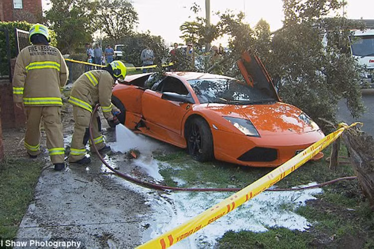 Được biết trước khi vụ tai nạn xảy ra, các nhân chứng đã nghe thấy tiếng bánh xe rít trên mặt đường - sau đó là tiếng "RẦM" rất lớn của xe do va chạm với gốc cây.