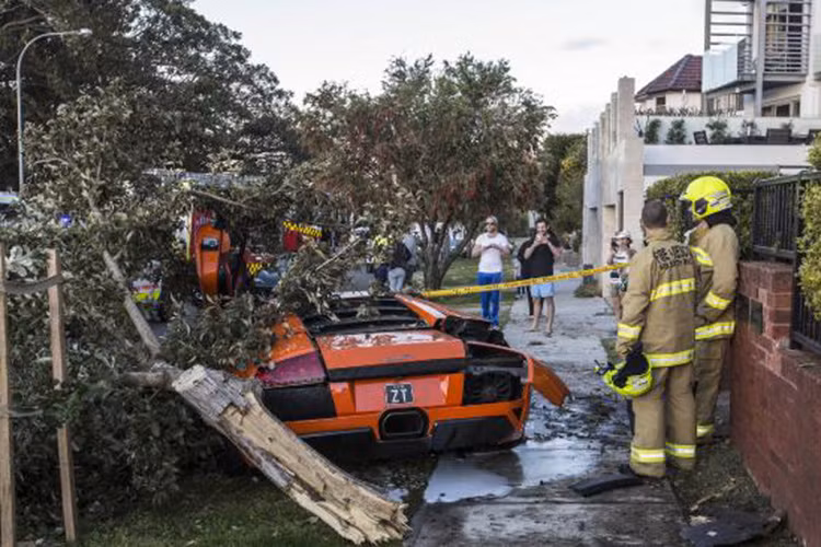 Sau vụ tai nạn hi hữu này, phần đuôi phải của siêu xe tuyệt đẹp này đã bị hư hại rất nặng.
