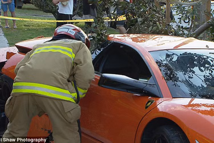 Siêu xe Murcielago LP640 Roadster nhà Lamborghini trang bị khối động cơ V12, 48 van, dung tích 6.5 lít, sản sinh 640 mã lực và mô-men xoắn cực đại 659 Nm.