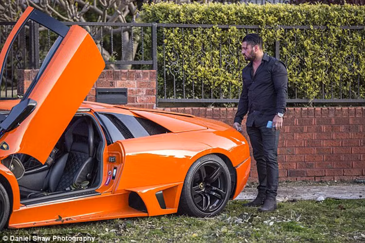 Rất may, hai người ngồi trong siêu xe Lamborghini Murcielago LP640 may mắn không bị thương mà chỉ bị sốc (đặc biệt là chủ nhân của chiếc xe trong bức hình này).