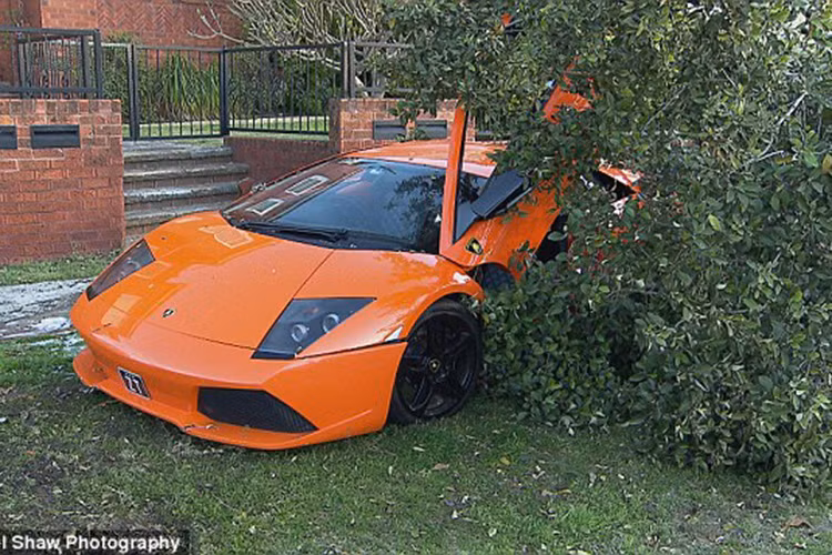 Ngoài ra, chiếc siêu xe Lamborghini Murcielago này còn bị vỡ phần thân vỏ gần hốc bánh sau bên phải.