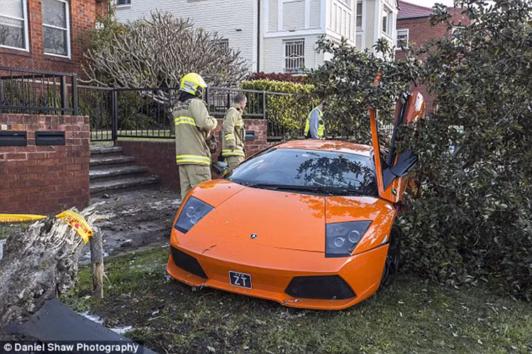 Với tốc độ của một siêu xe cực mạnh, chiếc Lamborghini Murcialago LP640 sau khi rít bánh trên đường đã đâm bật gốc một cái cây và khiến xe hỏng nặng. 