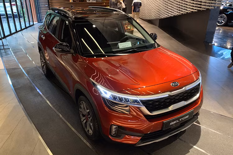 Mẫu xe xếp ở vị trí thứ 6 trong danh sách 10 mẫu xe bán chạy là Kia Seltos. Với mức doanh số 1.318 xe giảm gần 300 xe khiến mẫu xe này tụt 3 bậc so với tháy trước đó. Mặc dù, lượng xe bán ra chưa đáp ứng đủ với nhu cầu mua xe của người tiêu dùng nhưng vẫn không làm doanh số của Kia Seltos giảm đi so với những tháng trước đó.