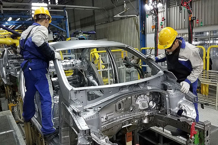 Trong tháng 4/2021 vừa qua, thị trường ôtô Việt Nam không có nhiều đột biến. Tuy nhiên danh sách top ôtô bán chạy nhất tháng 4/2021 lại chứng kiến những cuộc đổi ngôi thú vị, trong đó Hyundai Accent tiếp tục vượt mặt "ông vua doanh số" Toyota Vios, Attrage bất ngờ đè bẹp Honda City ở phân khúc hạng B.