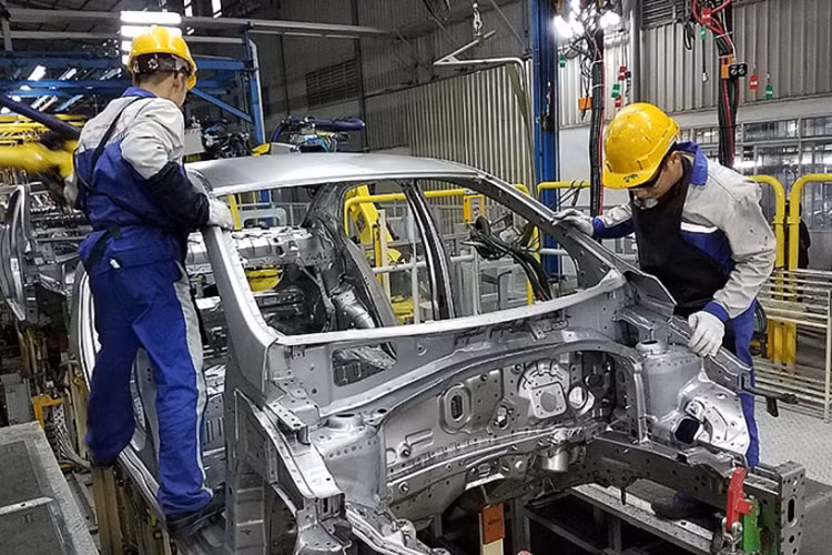 Trong tháng 4/2021 vừa qua, thị trường ôtô Việt Nam không có nhiều đột biến. Tuy nhiên danh sách top ôtô bán chạy nhất tháng 4/2021 lại chứng kiến những cuộc đổi ngôi thú vị, trong đó Hyundai Accent tiếp tục vượt mặt "ông vua doanh số" Toyota Vios, Attrage bất ngờ đè bẹp Honda City ở phân khúc hạng B.