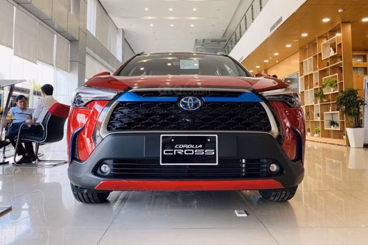 Khá giống với Kia Seltos, Toyota Corolla Cross cũng rơi vào tình trạng khan hàng tại Việt Nam. Kết thúc tháng 4, với doanh số 940 xe được bán ra thị trường Toyota Corolla Cross đứng vị trí thứ 9 trong Top 10. Mẫu B SUV này mang theo nhiều kỳ vọng của Toyota về một hình ảnh trẻ trung, năng động, áp dụng nhiều công nghệ mới mẻ hơn của hãng.
