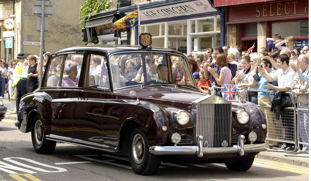 Hai mẫu xe này không dùng cho lễ cưới nhưng từng được sử dụng trong nhiều sự kiện của Hoàng gia. Khi có Nữ hoàng trên xe, biểu tượng Spirit of Ecstasy của Rolls-Royce sẽ được hạ xuống thay bằng biểu tượng riêng của Nữ hoàng.