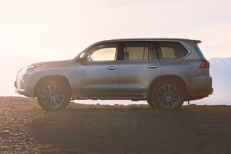 Mẫu xe SUV hạng sang cỡ lớn LX570 nhà Lexus được trang bị đèn pha full LED, bộ vành 21 inch, hệ thống treo chủ động (AVS), hệ thống kiểm soát chiều cao xe chủ động và hệ thống kiểm soát độ bám đường. Hệ thống kiểm soát đa địa hình sẽ hiển thị hình ảnh xung quanh xe ở tốc độ thấp (tối đa 20 km/h) và cả hình ảnh bên dưới gầm xe.