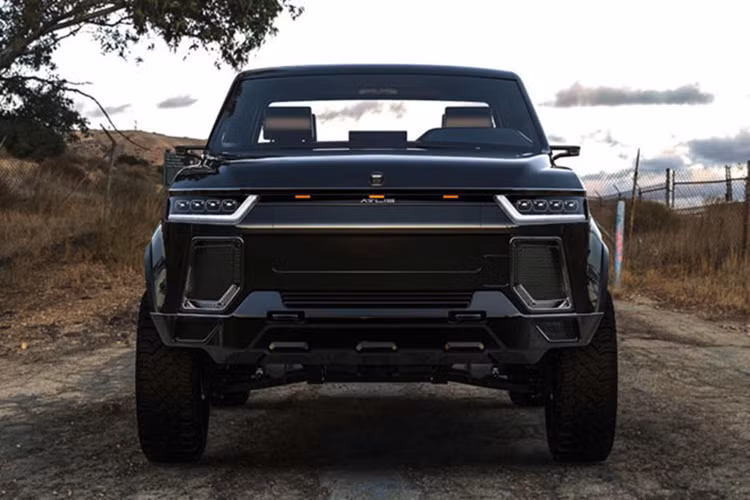 Cụ thể, nhà sản xuất xe Atlis khẳng định rằng mẫu bán tải XT cỡ lớn sắp ra mắt của họ sẽ có cự li di chuyển tối đa 800 km và có khả năng kéo tối đa hơn 9 tấn. Tuy nhiên bạn có lẽ không nên mơ ước có thể thực hiện cả hai chuyện này đồng lúc.