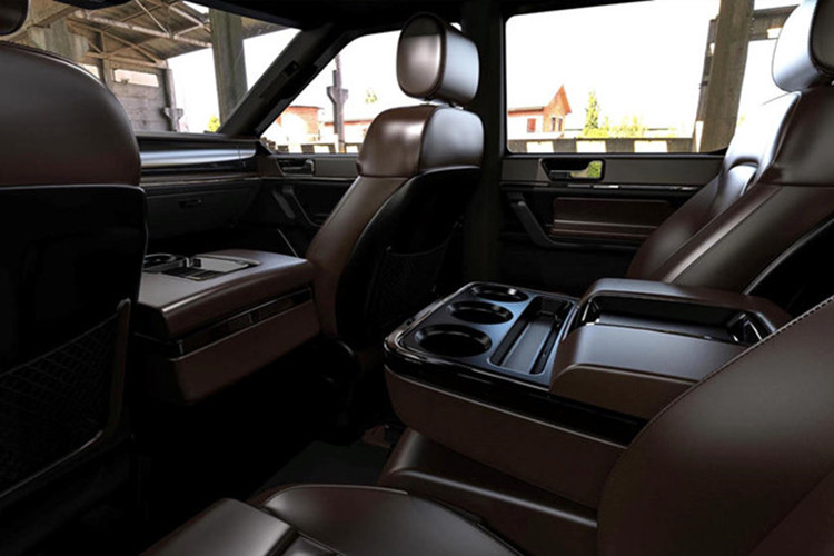 Altis dự định sẽ đưa camera và màn hình vào thay thế cho gương chiếu hậu truyền thống, kính chống nắng cho các cửa sổ, và các gói điện phụ kiện. Trước mắt, Atlis chưa nói gì về việc liệu họ sẽ thay đổi gì diện mạo của xe nữa từ bây giờ cho tới khi đưa vào sản xuất hay không.