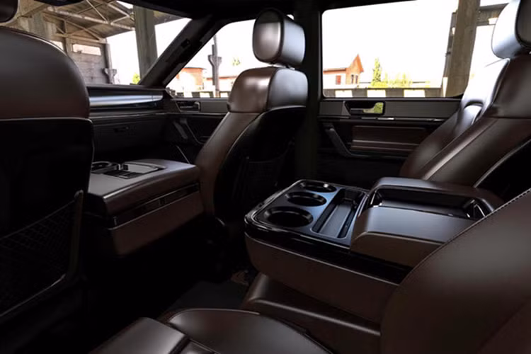 Altis dự định sẽ đưa camera và màn hình vào thay thế cho gương chiếu hậu truyền thống, kính chống nắng cho các cửa sổ, và các gói điện phụ kiện. Trước mắt, Atlis chưa nói gì về việc liệu họ sẽ thay đổi gì diện mạo của xe nữa từ bây giờ cho tới khi đưa vào sản xuất hay không.