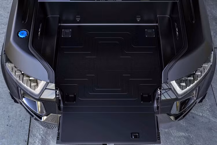 Tuy nhiên, con số điên rồ nhất được tiết lộ bởi nhà sản xuất cho tới lúc nay là XT sẽ có thể sạc đầy điện chỉ trong 15 phút. Hiện tại, thời gian sạc điện nhanh nhất trên một mẫu xe điện sản xuất thương mại là sử dụng bộ Tesla Supercharger và vẫn tốn khoảng 40 phút để có cự li di chuyển 400 km trên một chiếc Model S.