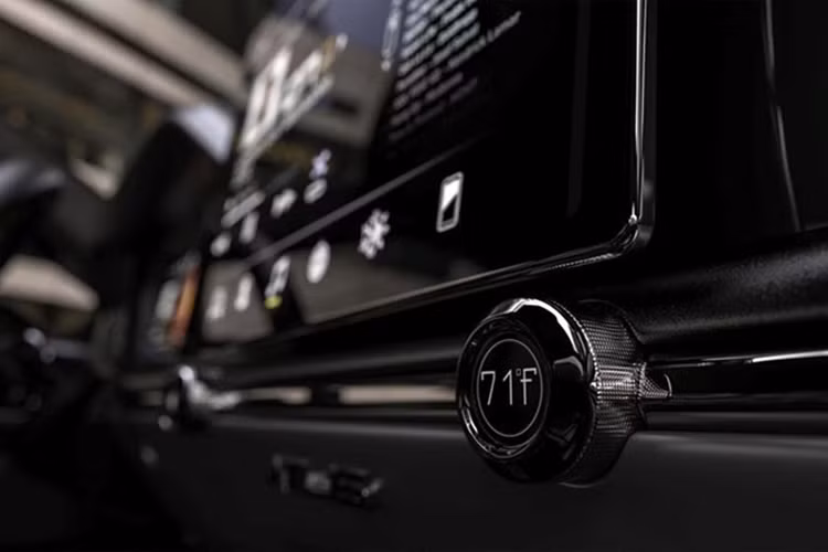 Mẫu bán tải cũng có kế hoạch được chào bán với các tùy chọn cự li di chuyển 480 km và 640 km, cũng như tùy chọn sức kéo 2,25 tấn, 4,5 tấn và 6,8 tấn. Atlis vẫn chưa công bố công suất cụm pin và mô-tơ mà họ sẽ sử dụng nên tổng số mã lực thực tế của XT vẫn là một ẩn số, nhưng họ khẳng định rằng xe sẽ có thể gia tốc từ 0-96 km/h trong 5 giây và có tốc độ tối đa 192 km/h.