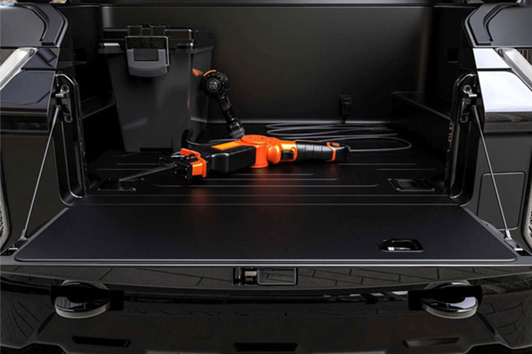 Mẫu bán tải này được chế tạo trên khung gầm điện mang phong cách ván trượt với 4 mô-tơ điện, một ở mỗi bánh, và Atlis khẳng định nó sẽ cho phép lắp đặt thùng xe dài cỡ 2 m và 2,4 m, khoảng sáng gầm cao 30 cm hoặc 38 cm, phong cách thân vỏ 2 cửa hoặc 4 cửa, và công ty thậm chí đang có kế hoạch đưa ra một tùy chọn đôi.