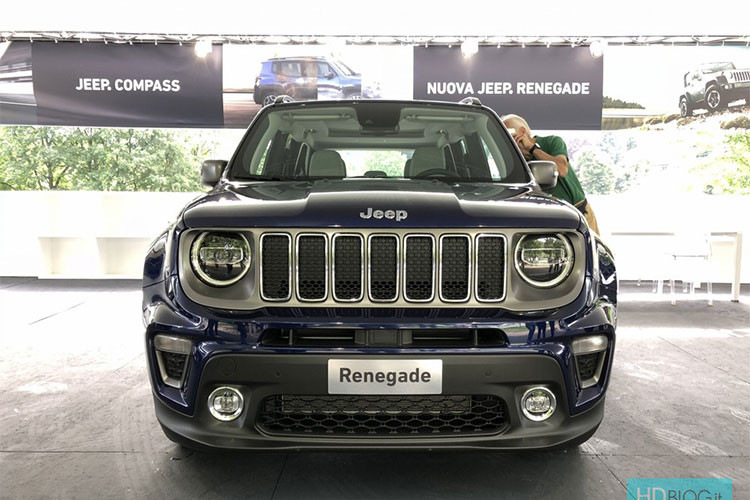 Ở phiên bản nâng cấp cho năm 2019, Jeep Renegade mới sẽ được trang bị đầu xe mới với lưới tản nhiệt mở rộng. Viền lưới tản nhiệt thậm chí còn bao quanh cả cụm đèn pha. Trong khi đó, chiều rộng của 7 khe dọc trong lưới tản nhiệt lại bị thu hẹp.