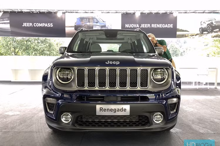 Ở phiên bản nâng cấp cho năm 2019, Jeep Renegade mới sẽ được trang bị đầu xe mới với lưới tản nhiệt mở rộng. Viền lưới tản nhiệt thậm chí còn bao quanh cả cụm đèn pha. Trong khi đó, chiều rộng của 7 khe dọc trong lưới tản nhiệt lại bị thu hẹp.