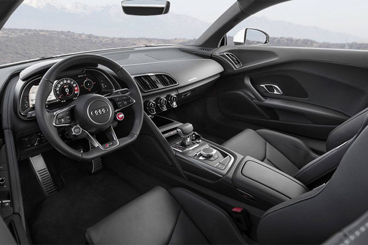 Bên trong ca-bin, nội thất của R8 V10 RWS được bố trí đơn giản với các ghế thể thao bọc da thường và da cao cấp alcantara. Ngoài ra với số lượng giới hạn, nó còn có một số chi tiết kim loại được đánh số độc đáo.