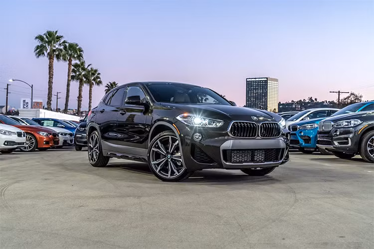 Chiếc BMW X2 phiên bản 2018 với nước sơn ngoại thất màu Nâu Đen (Dark Olive Metallic) vừa bất ngờ xuất hiện tại một đại lý xe hơi của BMW tại bang California, Mỹ. Đây cũng là một trong những chiếc xe X2 phiên bản 2018 đầu tiên có mặt tại thị trường này.