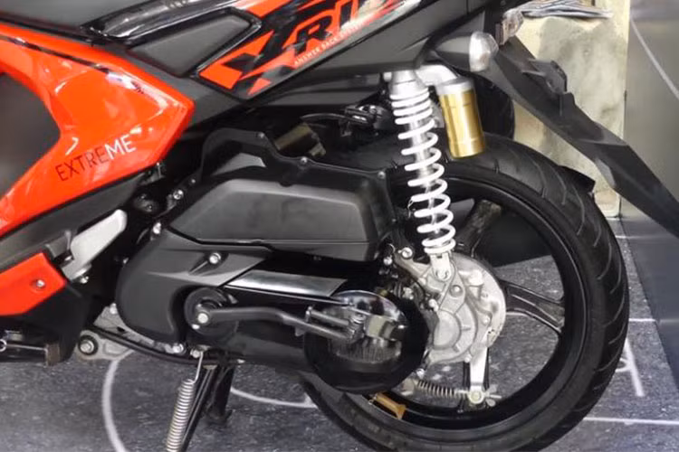 Phần đuôi của X-Ride 125 phiên bản 2018 được Yamaha thiết kế vuốt nhọn thể thao, với 2 xi-nhan chuyển sang hai bên chắn bùn. Xe được trang bị phanh đĩa phía trước, phanh đùm phía sau, lốp không săm và vành 5 cây cỡ 14 inch giống nhiều mẫu xe tay ga Yamaha giá rẻ khác hiện nay. Giảm xóc lò xo trụ đơn đi kèm bình dầu phụ...