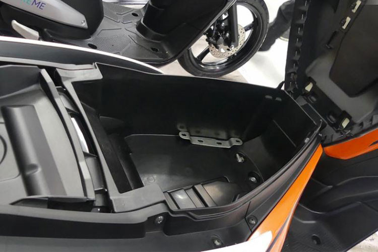 Nằm bên cạnh ổ khóa của xe là một hộc chứa đồ nhỏ, đủ chỗ chứa một số vật dụng cá nhân như găng tay hay khẩu trang. X-Ride 125 còn có một hộp chứa đồ ở phía dưới yên xe, đủ chỗ chứa 1 mũ bảo hiểm nửa đầu và một số đồ dùng nhỏ khác. Bình xăng của xe cũng được thiết kế phía sau.
