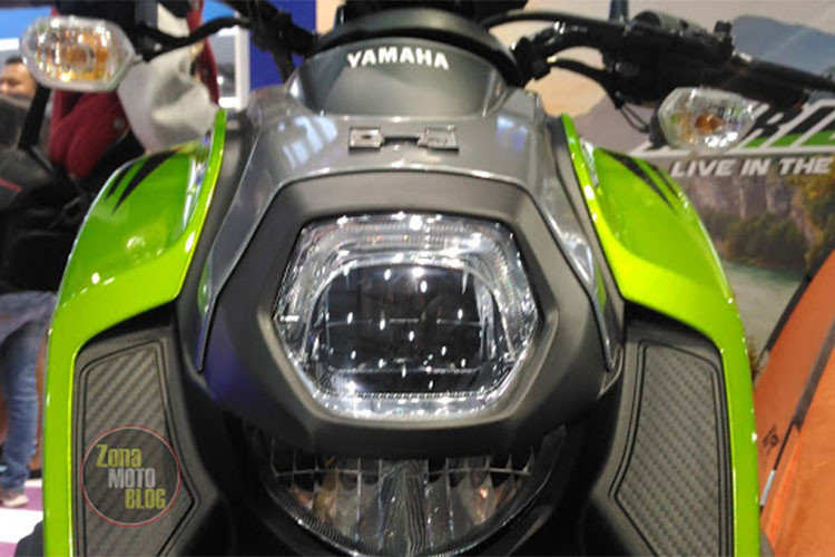 Với thiết kế cá tính, Yamaha X-Ride 125 2018 có thân xe với bộ vỏ với nhiều mảng hình khối tách biệt. Chi tiết nổi bật nhất trên chiếc xe là cụm đèn pha trước lồi ra ngoài với thiết kế 2 tầng và sử dụng công nghệ chiếu sáng LED hiện đại. Với phần đầu này, xe ga X-Ride 125 có "bộ mặt" như một robot trong các bộ phim viễn tưởng.
