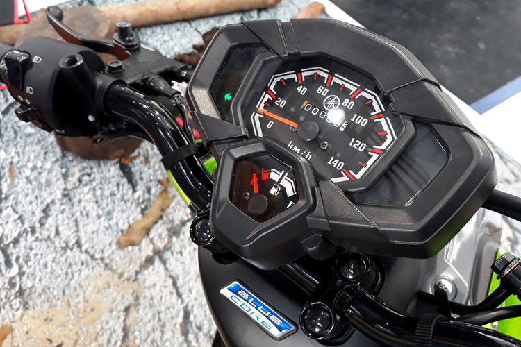 Do có giá rẻ, bảng đồng hồ của X-Ride 125 hoàn toàn chỉ sử dụng các đồng hồ chạy cơ truyền thống nhưng vẫn hiển thị đầy đủ các thông tin vận hành của xe. Chiếc xe cũng không được trang bị hệ thống khóa thông minh hay cổng sạc như một số dòng tay ga mới trên thị trường hiện nay.
