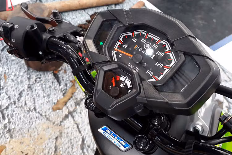Do có giá rẻ, bảng đồng hồ của X-Ride 125 hoàn toàn chỉ sử dụng các đồng hồ chạy cơ truyền thống nhưng vẫn hiển thị đầy đủ các thông tin vận hành của xe. Chiếc xe cũng không được trang bị hệ thống khóa thông minh hay cổng sạc như một số dòng tay ga mới trên thị trường hiện nay.