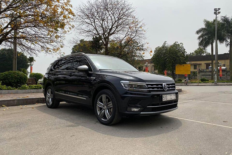 Tại thị trường Việt Nam, giá xe Volkswagen Tiguan Allspace mới chính hãng đang bán ra là 1,729 tỷ đồng. Chiếc xe trong bài viết này mới được chủ nhân mua và đăng ký năm 2018 và lăn bánh khoảng 30.000km, chào hơn 1,5 tỷ đồng - chỉ lỗ khoảng hơn 200 triệu đồng sau 2 năm sử dụng.
