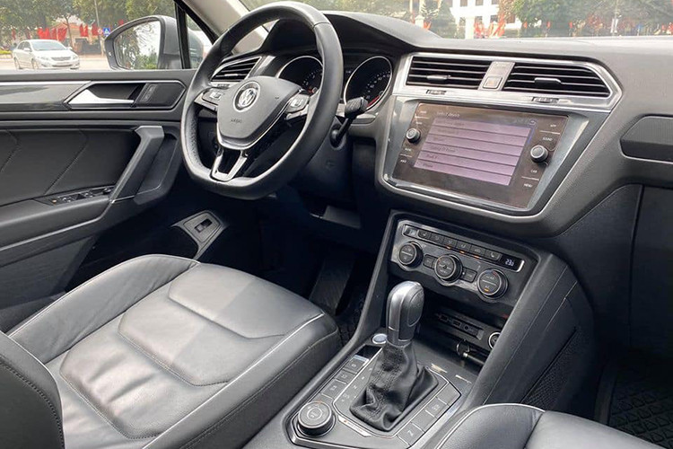 Những gia đình Việt hiện nay thường trông đợi nhiều hơn vào một chiếc xe 7 chỗ, đó là khoảng không gian để hành lý, chỗ ngồi rộng rãi an toàn cho trẻ em, hay những bữa tiệc với những người bạn. Thiết kế mới của Tiguan Allpace đã thực hiện được điều đó, với sự sắp xếp ghế linh hoạt không chỉ chở 7 người mà còn hơn thế nữa