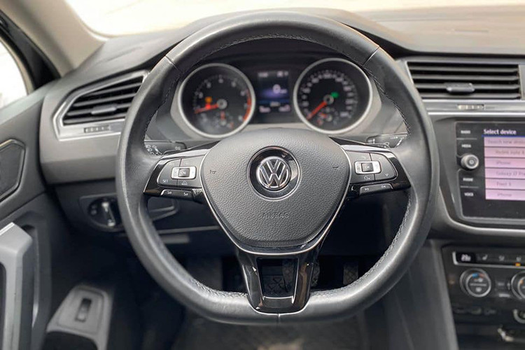 Xe được trang bị điều hóa khí hậu 3 vùng, có cụm điều chỉnh riêng cho hàng ghế phía sau. Vô lăng điều chỉnh 4 hướng, tự thu lại khi va đập. Ghế lái chỉnh điện 14 hướng và có chức năng massage ở hàng ghế trước. Toàn bộ các ghế bọc da cao cấp. Cốp sau đóng mở bằng điện với chức năng đá cốp giúp người dùng rảnh tay khi cần mang vác hành lí.