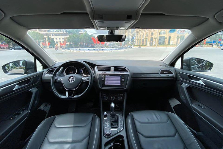 Bên trong nội thất, Tiguan Allspace nổi bật với màn hình kỹ thuật số hiển thị thông tin cho người lái thay cho đồng hồ truyền thống, màn hình cảm ứng có hệ thống Car-Net và MirrorLink tích hợp, hỗ trợ kết nối Apple CarPlay và Android Auto, âm thanh cao cấp Fender... cùng ghế lái chỉnh điện 8 hướng, có tích hợp sưởi.