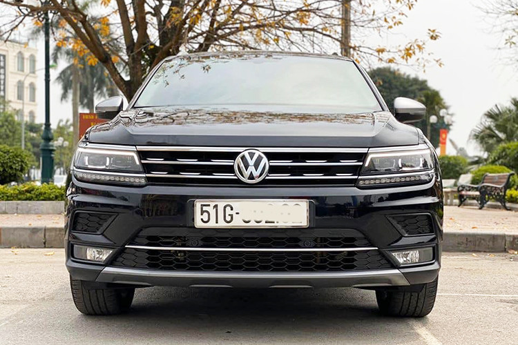Volkswagen Tiguan Allspace đời 2018 có thiết kế sắc nét góc cạnh với các đường cong và gân dập nổi hai bên thân xe cho cấu tạo khí động học được tối ưu. Khung xe liền khối với thiết kế kết cấu thép chịu lực cho mức độ an toàn bảo vệ hành khách gần như hoàn hảo khi có va chạm. Lưới tản nhiệt thiết kế mạnh mẽ cùng với hệ thống đèn pha và logo VW lớn.