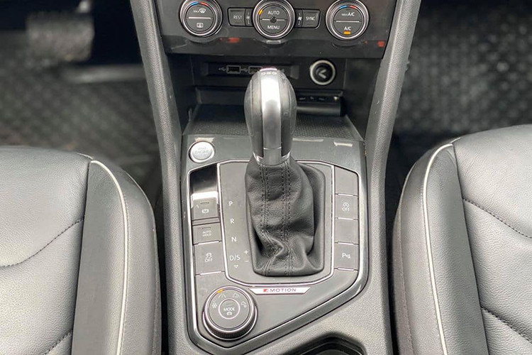 Tiguan Allspace tại Việt Nam sẽ được trang bị khối động cơ 2.0L 4 xy lanh tăng áp TSI sản sinh công suất 180 mã lực tại 4,400 - 6,000 vòng/phút cùng mô men xoắn đạt 320Nm/1,500 – 4,400 vòng/phút. Việc đạt được công suất tối đa và mô men xoắn tối đa ở vòng tua thấp như vậy giúp giảm tiêu hao xăng và bảo vệ môi trường.