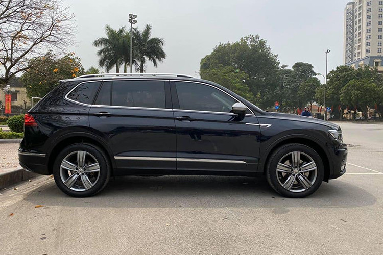SUV 7 chỗ Volkswagen Tiguan Allspace có chiều dài 4,7m, hơn Tiguan hiện tại 26,8 cm, phần đầu xe từ trục bánh xe trước đến hết cản trước được thiết kế khí động học hoàn hảo, ngắn hơn bản thường 2,9cm, tạo ra chỗ ngồi rất rộng rãi cho hàng ghế thứ 2 và thứ 3. Chiều dài 4,7m cũng khiến Tiguan Allspace trở thành chiếc xe rộng rãi hơn nhiều so với các xe 5+2 có trục cơ sở tiêu chuẩn.