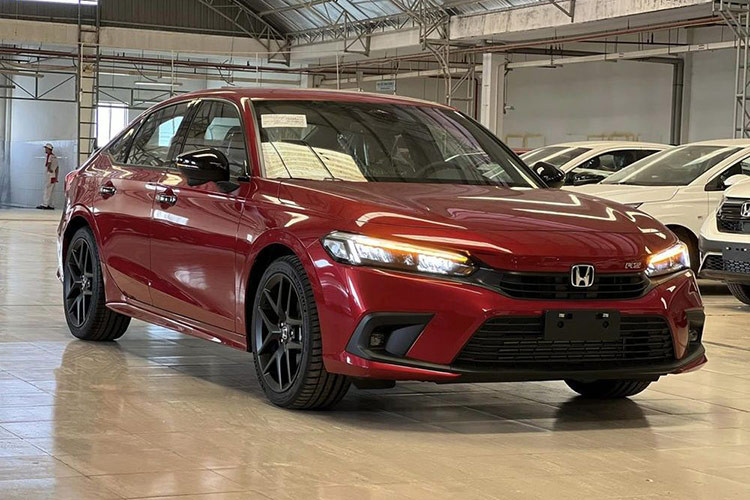 Vị trí thứ 4 thuộc về Honda Civic với doanh số giảm 23,8% xuống còn 16 xe. Đây là tháng thứ 2 liên tiếp mẫu sedan hạng C này xuất hiện trong top 10 ô tô bán kém nhất thị trường. Kết quả này trên thực tế không nằm ngoài dự đoán vì Honda Civic chuẩn bị có phiên bản nâng cấp trong tháng 10/2024 này.