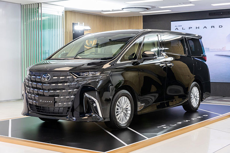 Mẫu xe bán kém thứ 3 tại thị trường ôtô Việt Nam trong tháng 9/2024 là Toyota Alphard với doanh số 13 xe, tăng 44,4%. Cũng như Honda Civic Type R, Toyota Alphard là mẫu xe chỉ phục vụ một nhóm đối tượng khách hàng nhỏ vì giá cao, lên đến 4,37 tỷ đồng.