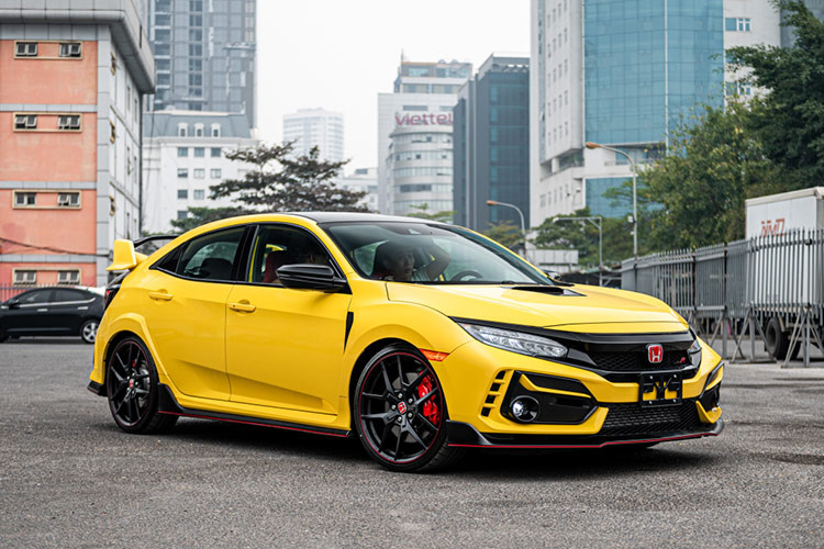 Danh sách top ôtô ế nhất Việt Nam tháng 9/2024 đã đón thêm một số cái tên mới. Những cái tên còn lại đều là các "gương mặt thân quen". Đầu tiên là Honda Civic Type R với đúng 1 chiếc bán ra. Kết quả này không có gì bất ngờ vì phiên bản hiệu suất cao của Honda Civic vốn là mẫu xe được phân phối ở thị trường Việt Nam theo diện đặt hàng và có giá bán lên đến 2,399 tỷ đồng.